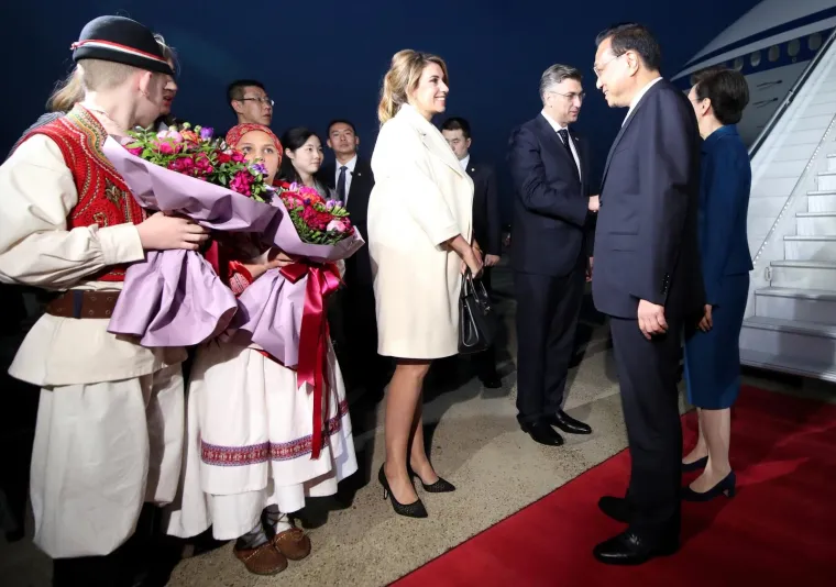 Samozatajna supruga premijera Plenkovića napokon u javnosti: U zračnoj luci sve su oči bile uprte u nju