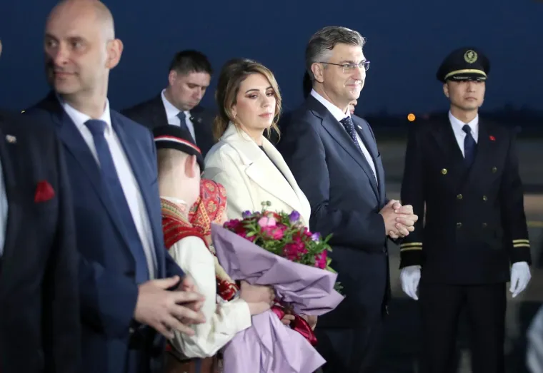 Samozatajna supruga premijera Plenkovića napokon u javnosti: U zračnoj luci sve su oči bile uprte u nju