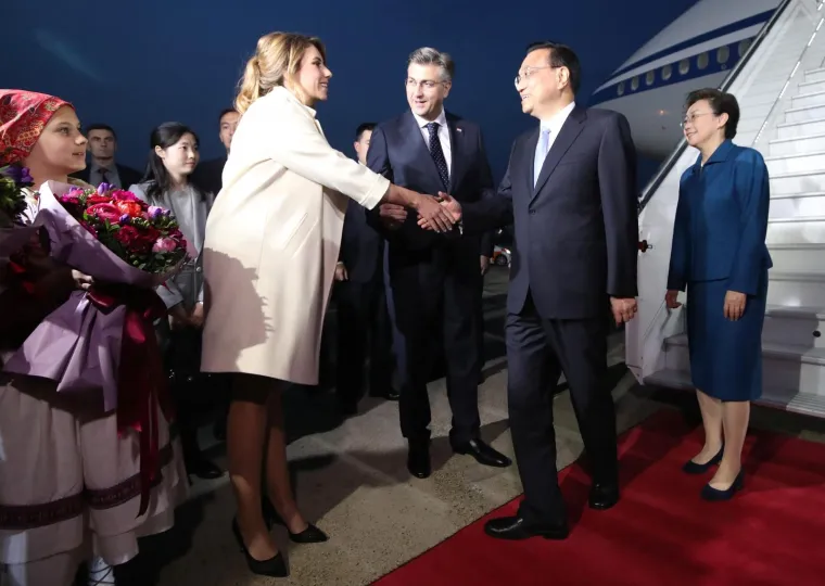 Samozatajna supruga premijera Plenkovića napokon u javnosti: U zračnoj luci sve su oči bile uprte u nju