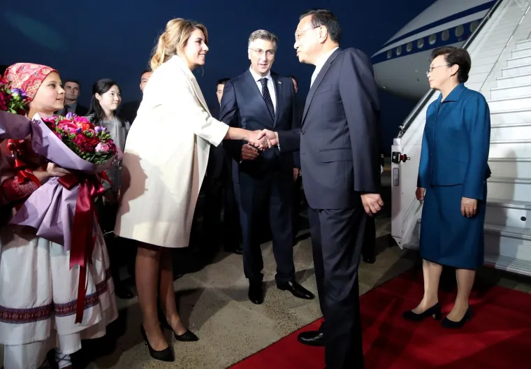 Samozatajna supruga premijera Plenkovića napokon u javnosti: U zračnoj luci sve su oči bile uprte u nju