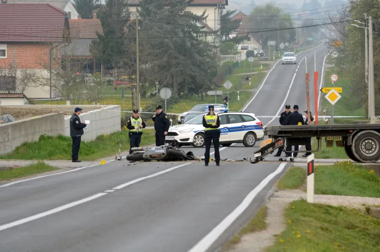 Te&scaron;ka nesreća u Ku&scaron;tanima: Mladić (20) na motociklu poginuo u sudaru s kamionom