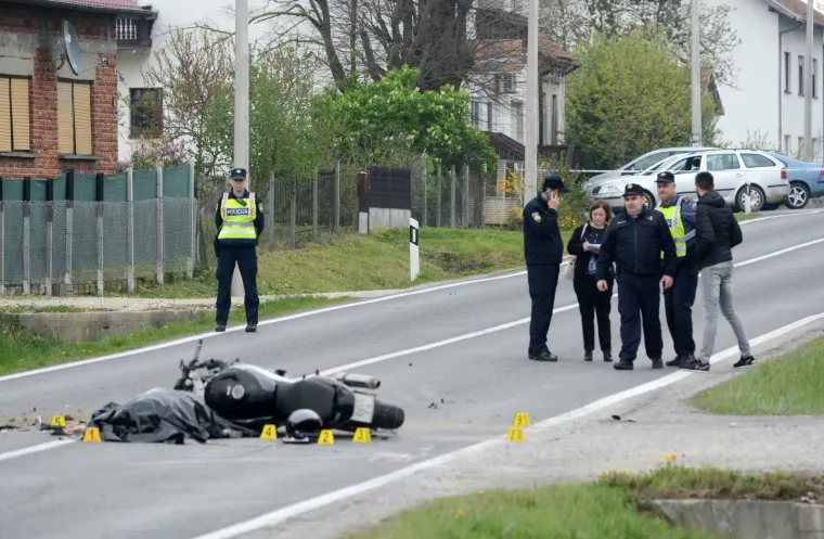 U prometnoj nesreći na državnoj cesti Križevci - Bjelovar, jutros oko 7.20 sati poginuo je u Ku&scaron;tanima motociklist (20) koji se sudario s kamionom.