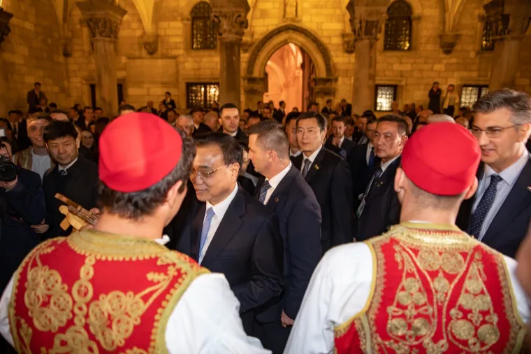 Sudionici Summita Kina +16 obi&scaron;li Stradun i uživali u nastupu skupine Linđo