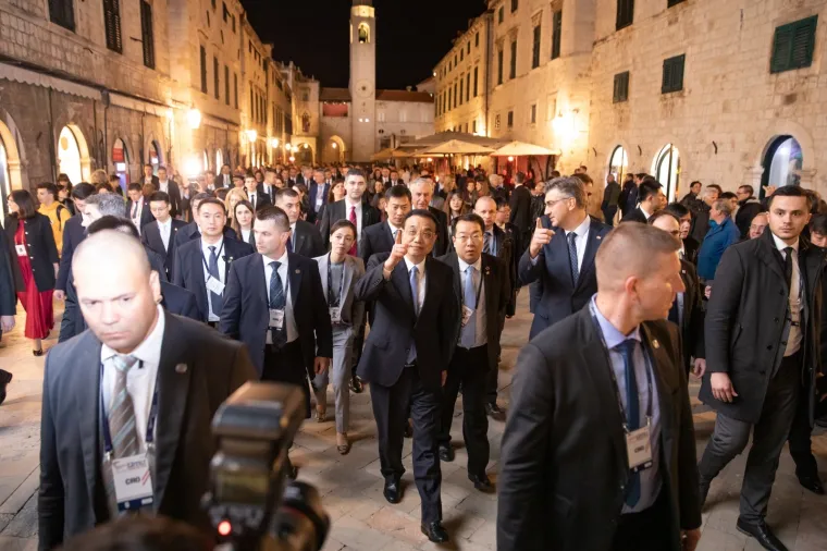 Sudionici Summita Kina +16 obi&scaron;li Stradun i uživali u nastupu skupine Linđo