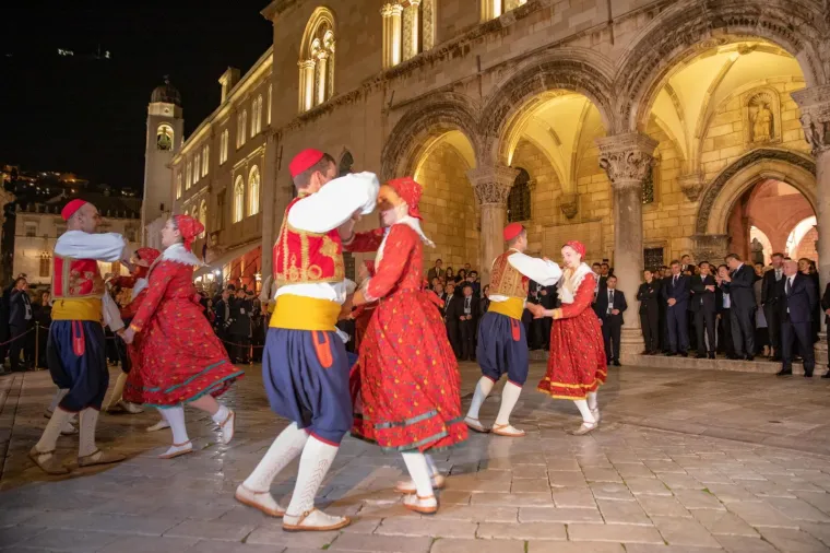 Sudionici Summita Kina +16 obi&scaron;li Stradun i uživali u nastupu skupine Linđo