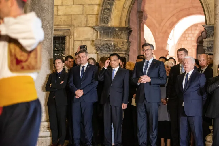 Sudionici Summita Kina +16 obi&scaron;li Stradun i uživali u nastupu skupine Linđo