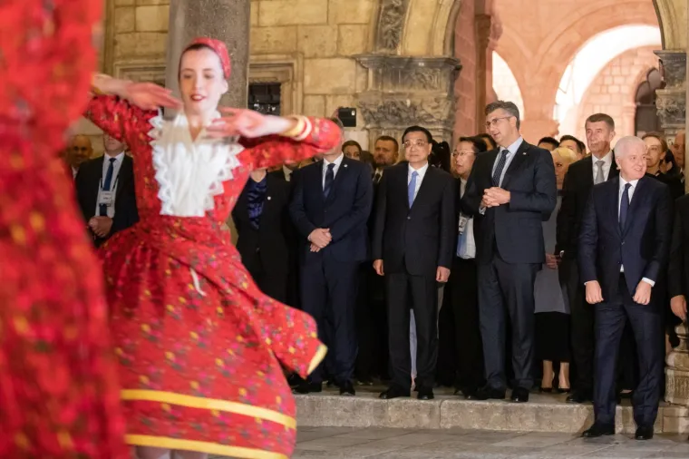 Sudionici Summita Kina +16 obi&scaron;li Stradun i uživali u nastupu skupine Linđo