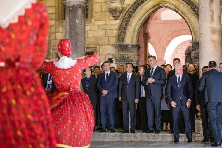 Sudionici Summita Kina +16 obi&scaron;li Stradun i uživali u nastupu skupine Linđo