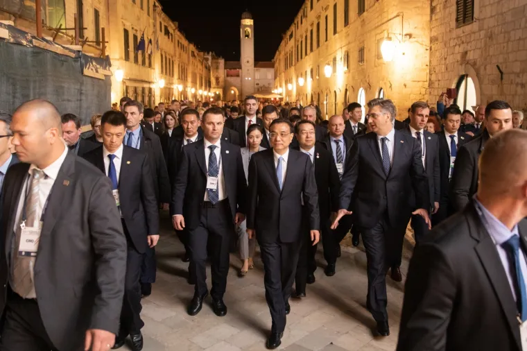 Sudionici Summita Kina +16 obi&scaron;li Stradun i uživali u nastupu skupine Linđo