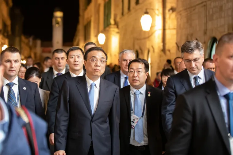 Sudionici Summita Kina +16 obi&scaron;li Stradun i uživali u nastupu skupine Linđo