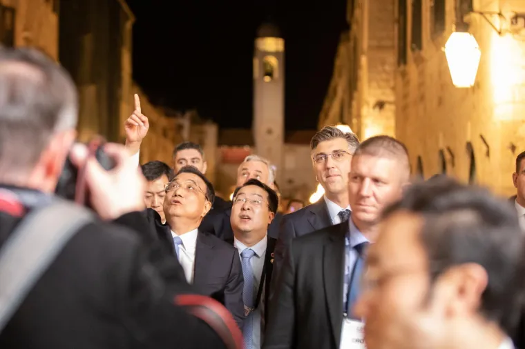 Program za premijere zemalja članica Inicijative 16+1 ispunjen je u četvrtak u Dubrovniku svečanom večerom u Kneževu dvoru, plesom Folklornog ansambla Linđo te šetnjom Stradunom pred njihov summit u petak. (H)