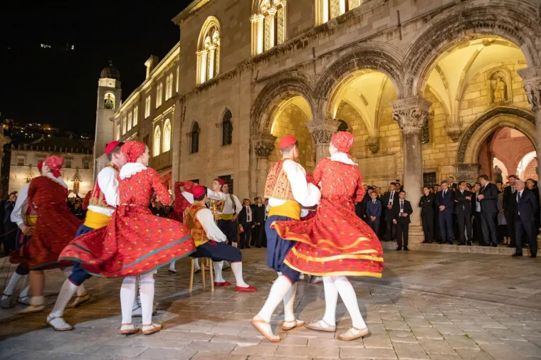 Ansambl Linđo plesao za Plenkovića, Li Keqianga i još 15 premijera
