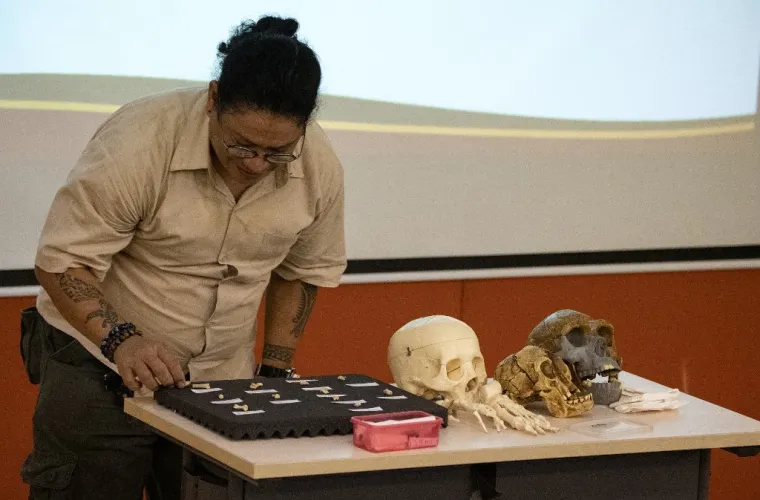 Na konferenciji za novinare u Manili, 11. travnja 2019, profesor sa Sveučilišta na Filipinima, Armand Salvador organizira fosile i zube otkrivene nove ljudske vrste, Homo luzonensis.