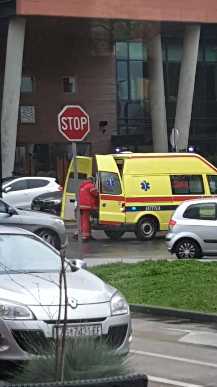 Nesreća u Radničkoj: Auto naletio na djevojku, ležala na cesti do dolaska hitne