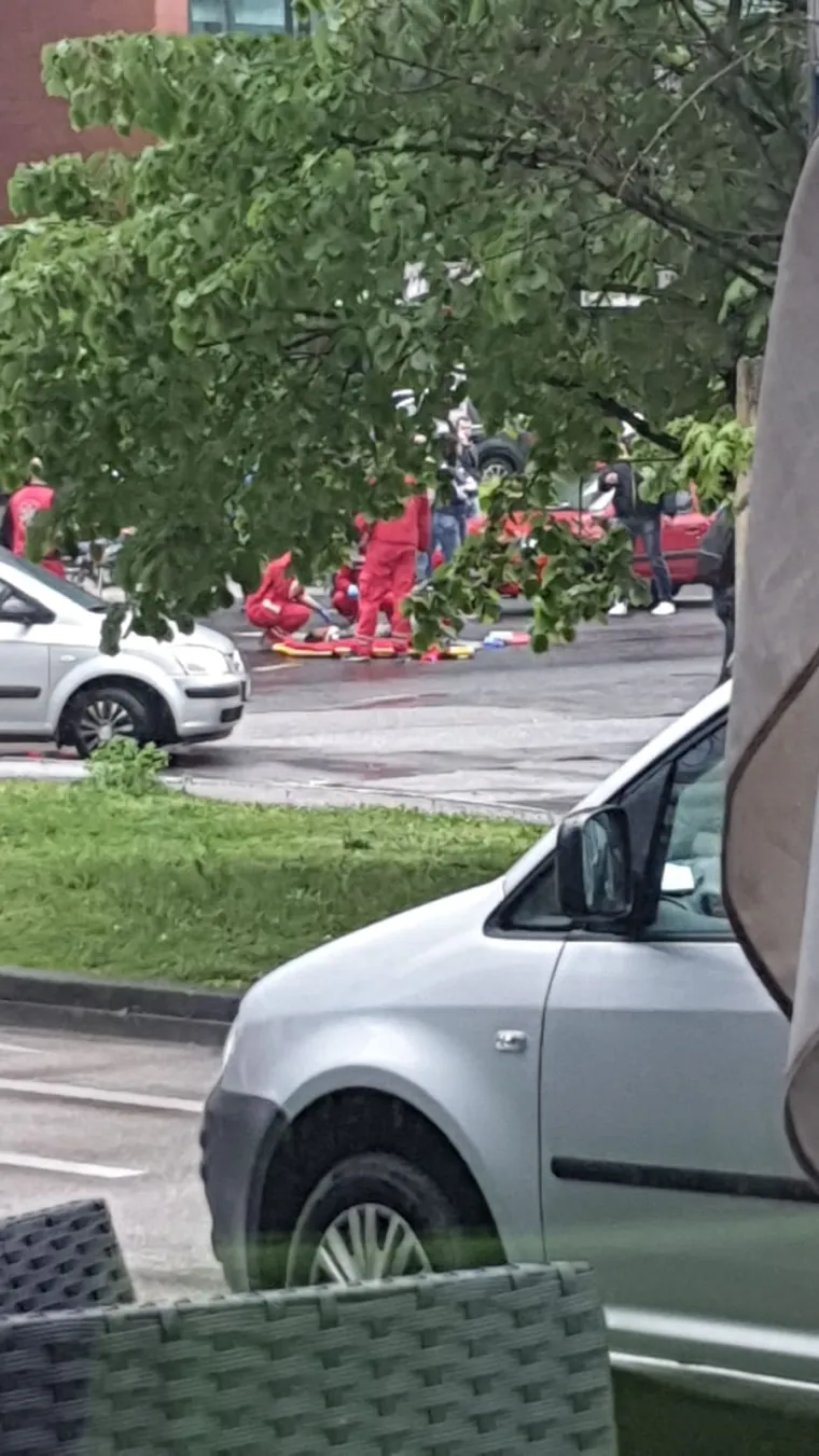 Nesreća u Radničkoj: Auto naletio na djevojku, ležala na cesti do dolaska hitne