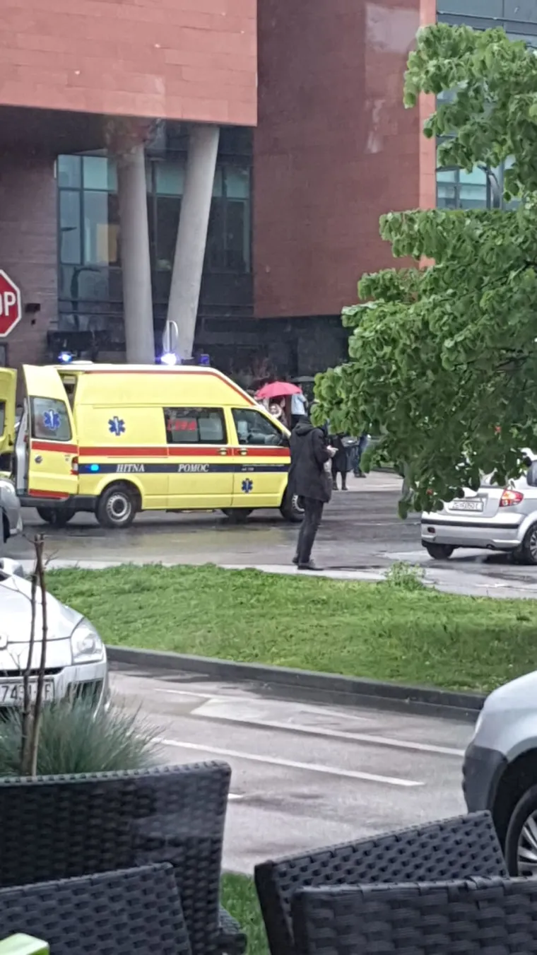 Nesreća u Radničkoj: Auto naletio na djevojku, ležala na cesti do dolaska hitne