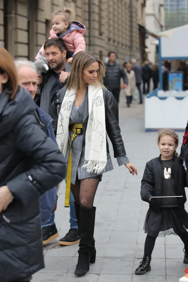 FRANKA BATELIĆ POKAZALA NOGE ZAGREBAČKOJ &Scaron;PICI: Prelijepa pjevačica pro&scaron;etala u zanimljivoj modnoj kombinaciji