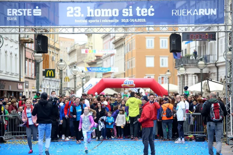Riječke ulice 23. godinu zaredom preplavile tisuće trkača: Trčalo se za djecu u bolnici Kantrida