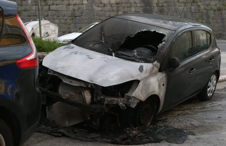 Noćna drama u Splitu: Tijekom noći izbio požar na parkiranom autu