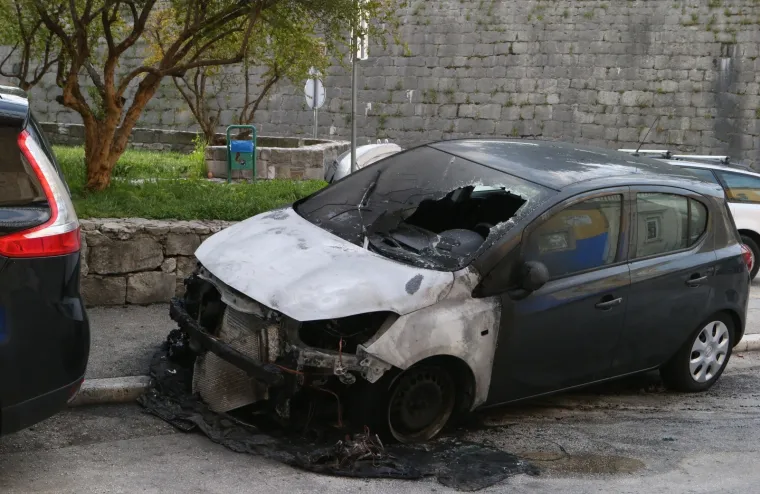 Noćna drama u Splitu: Tijekom noći izbio požar na parkiranom autu