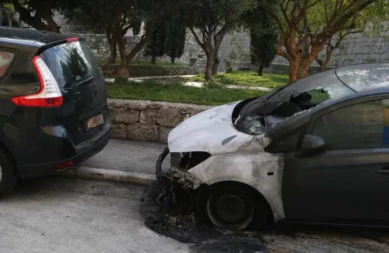 Noćna drama u Splitu: Tijekom noći izbio požar na parkiranom autu