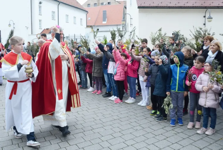 Danas je Cvjetnica: Pogledajte kako se obilježavala diljem Hrvatske!