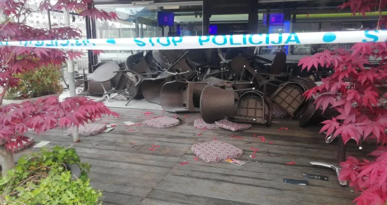 U masovnoj tučnjavi huligana demoliran kafić na Tre&scaron;njevci: Uhićeno 20 torcida&scaron;a i 5 Boysa