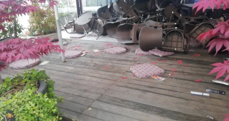 U masovnoj tučnjavi huligana demoliran kafić na Tre&scaron;njevci: Uhićeno 20 torcida&scaron;a i 5 Boysa