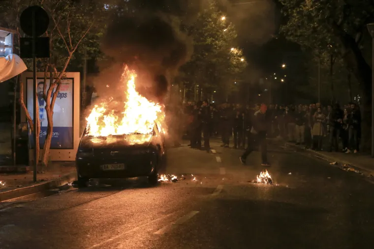 Prosvjedi u Tirani: Narod zahtijevao ostavku Edija Rame, policija upotrijebila suzavac, zapaljen auto...