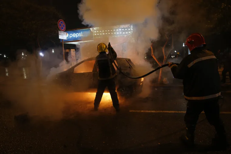 Prosvjedi u Tirani: Narod zahtijevao ostavku Edija Rame, policija upotrijebila suzavac, zapaljen auto...