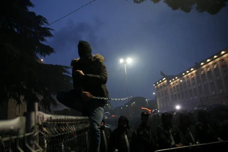 Prosvjedi u Tirani: Narod zahtijevao ostavku Edija Rame, policija upotrijebila suzavac, zapaljen auto...