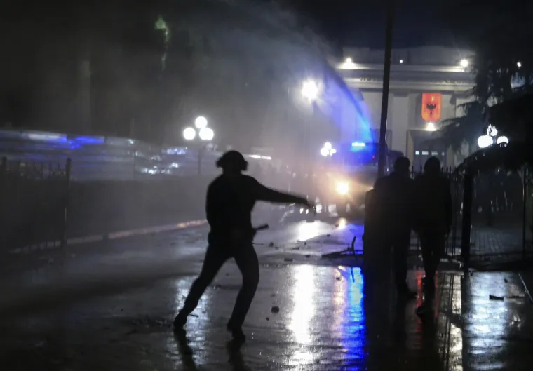 Prosvjedi u Tirani: Narod zahtijevao ostavku Edija Rame, policija upotrijebila suzavac, zapaljen auto...