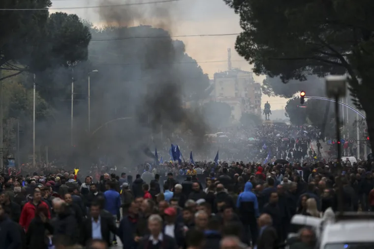 Prosvjedi u Tirani: Narod zahtijevao ostavku Edija Rame, policija upotrijebila suzavac, zapaljen auto...