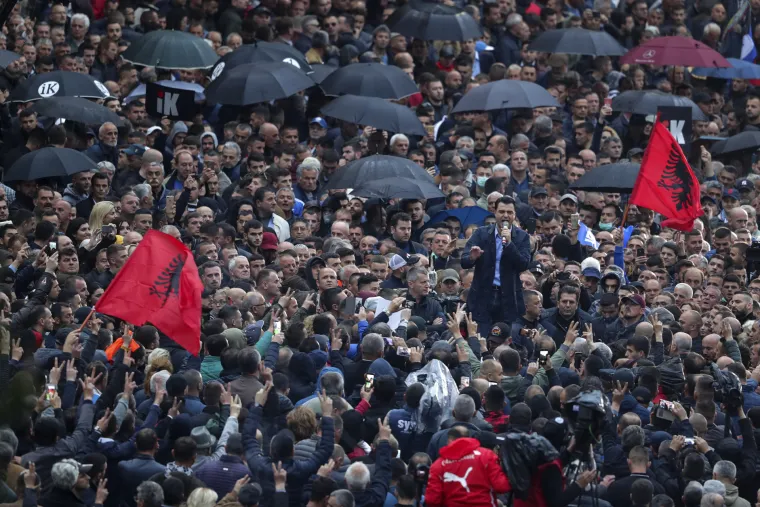 Prosvjedi u Tirani: Narod zahtijevao ostavku Edija Rame, policija upotrijebila suzavac, zapaljen auto...
