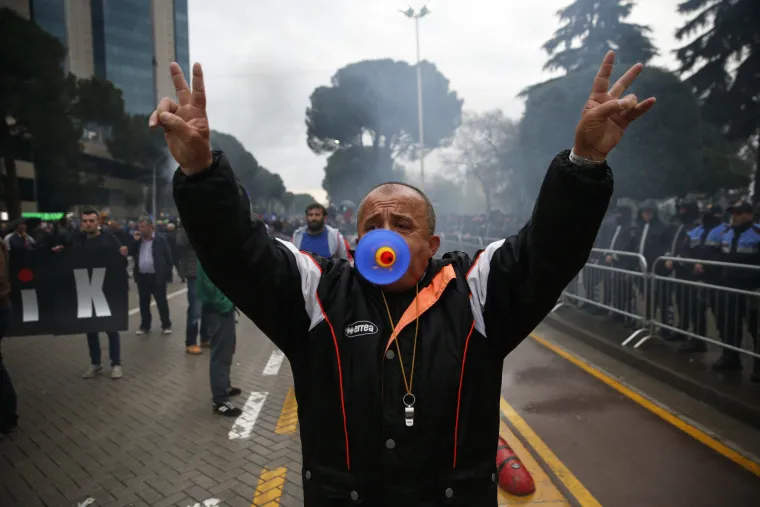 Prosvjedi u Tirani: Narod zahtijevao ostavku Edija Rame, policija upotrijebila suzavac, zapaljen auto...