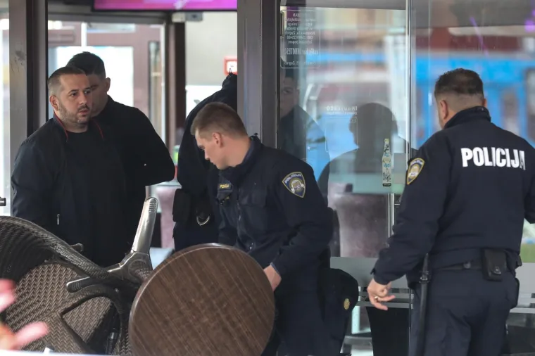 Uoči nogometne utakmice između Lokomotive i Hajduka u nedjelju poslijepodne su se na zagrebačkoj Trešnjevci potukle dvije grupe navijača, nakon čega je policija privela 25 osoba, od čega njih 20 iz gostujućeg kluba.  Policija je oko 15,15 sati zaprimila više dojava građana o tučnjavi dviju suparničkih grupa navijača na području Trešnjevke, a ujedno i o paljenju baklji te uništavanju inventara ugostiteljskog objekta.  Pripadnici policije odmah su izišli na teren kako bi uspostavili red te još uvijek postupaju na mjestu događaja i utvrđuju sve okolnosti masovne tučnjave.