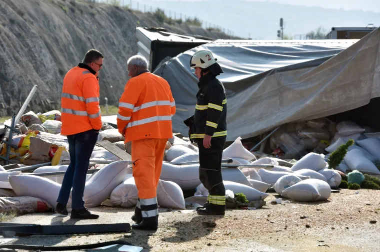 Kaos na autocesti: Šleperom probio zaštitnu ogradu i prosuo sav teret