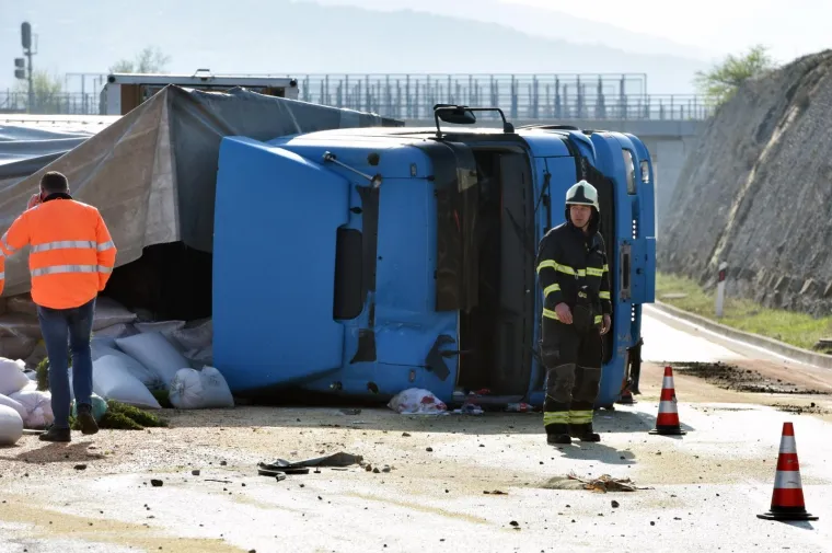 Kaos na autocesti: Šleperom probio zaštitnu ogradu i prosuo sav teret