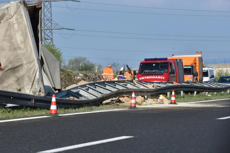 Kaos na autocesti: Šleperom probio zaštitnu ogradu i prosuo sav teret