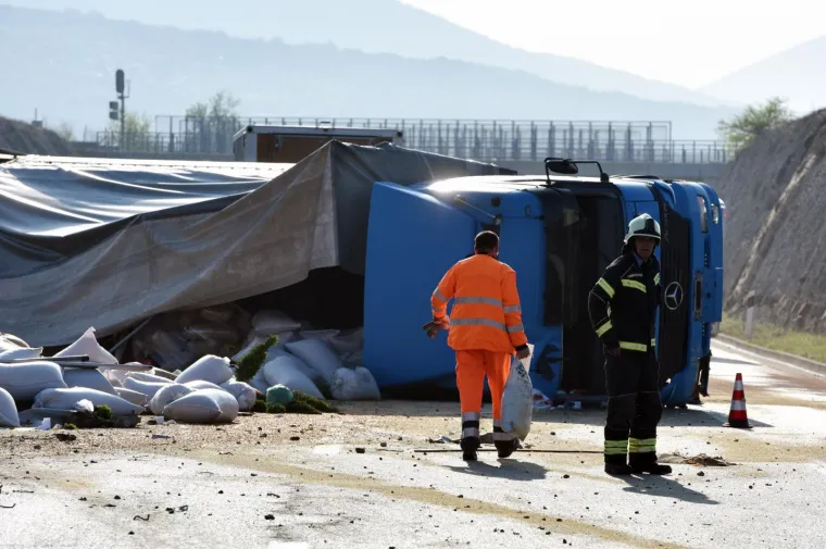 Kaos na autocesti: Šleperom probio zaštitnu ogradu i prosuo sav teret