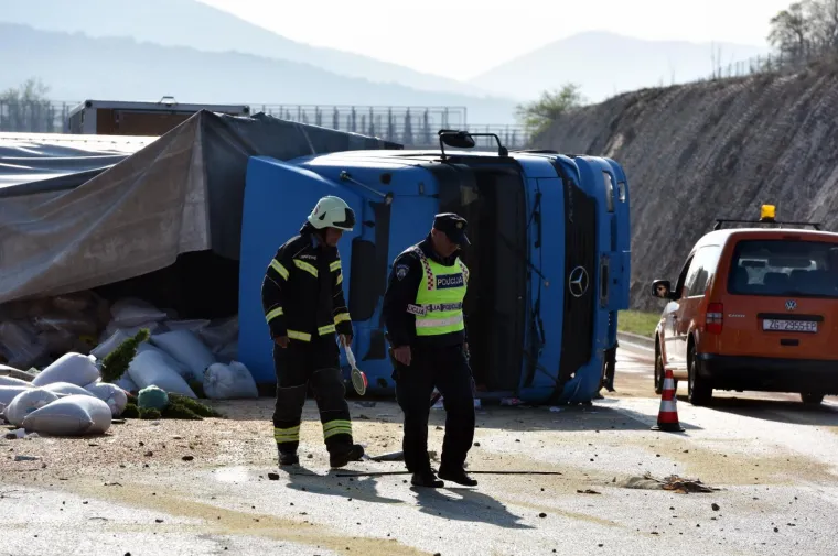 Kaos na autocesti: Šleperom probio zaštitnu ogradu i prosuo sav teret