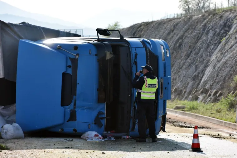 Kaos na autocesti: Šleperom probio zaštitnu ogradu i prosuo sav teret