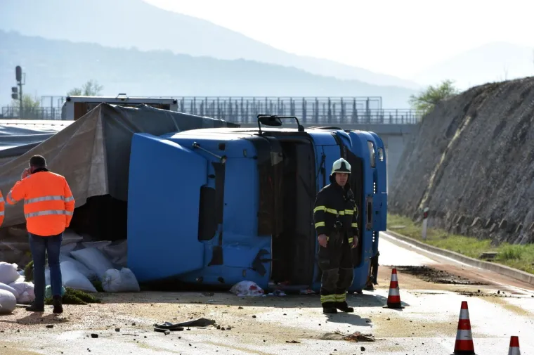 Kaos na autocesti: Šleperom probio zaštitnu ogradu i prosuo sav teret