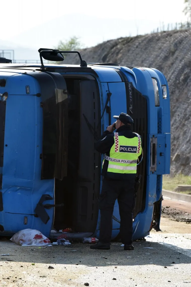 Kaos na autocesti: Šleperom probio zaštitnu ogradu i prosuo sav teret