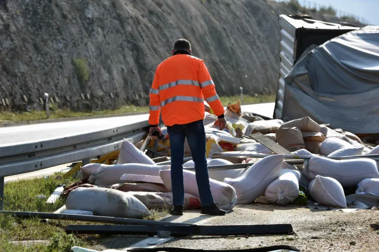 Kaos na autocesti: Šleperom probio zaštitnu ogradu i prosuo sav teret