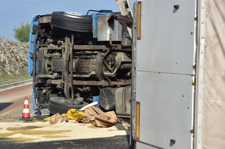 Kaos na autocesti: Šleperom probio zaštitnu ogradu i prosuo sav teret