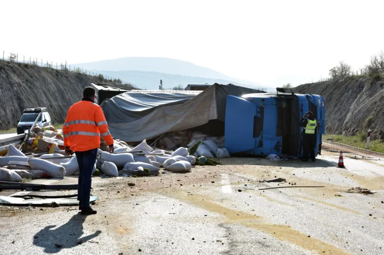 Kaos na autocesti: Šleperom probio zaštitnu ogradu i prosuo sav teret