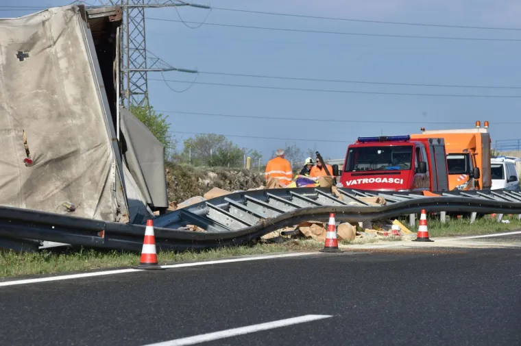 Kaos na autocesti: Šleperom probio zaštitnu ogradu i prosuo sav teret