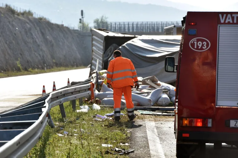 Kaos na autocesti: Šleperom probio zaštitnu ogradu i prosuo sav teret