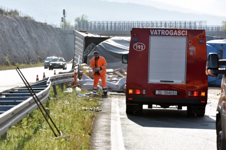 Kaos na autocesti: Šleperom probio zaštitnu ogradu i prosuo sav teret